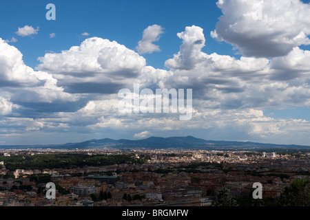 Roma alta vista Cityscape cielo nuvoloso panoramica collina di Monte Mario Maria mese Foto Stock