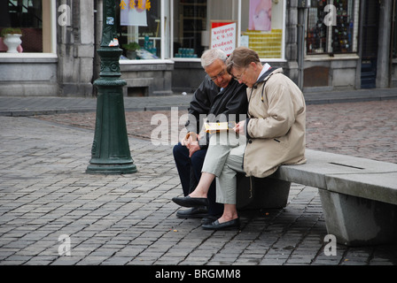Coppia matura di trovare la loro strada Maastricht Paesi Bassi Foto Stock