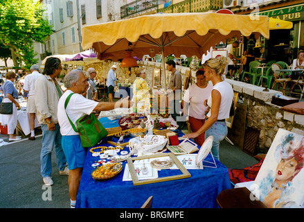 La strada del mercato di Antibes, sulla Riviera Francese è un posto fantastico per cercare oggetti di antiquariato e bric-a-brac (brocante) Foto Stock