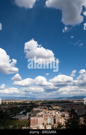 Roma alta vista Cityscape cielo nuvoloso panoramica collina di Monte Mario Maria mese Foto Stock