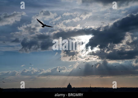 Roma Cityscape sole attraverso le nuvole al tramonto panoramico da Marriot Hotel terrazza via Veneto Foto Stock