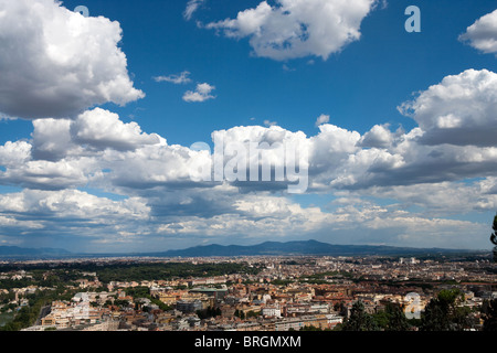 Roma alta vista Cityscape cielo nuvoloso panoramica collina di Monte Mario Maria mese Foto Stock