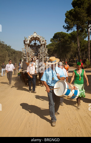 Peregrinos haciendo El Camino del El Rocio Villamanrique Sevilla Andalucía España via dei pellegrini di El Rocio Andalusia Spagna Foto Stock