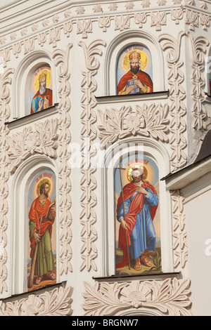 Le icone sulla facciata della cattedrale della Dormizione all'interno del Kiev Pechersk Lavra a Kiev, Ucraina Foto Stock