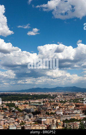 Roma alta vista Cityscape cielo nuvoloso panoramica collina di Monte Mario Maria mese Foto Stock