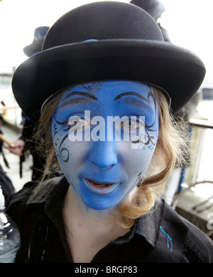 Di fronte blu Widder Morris musicista Southbank London UK Europa Foto Stock