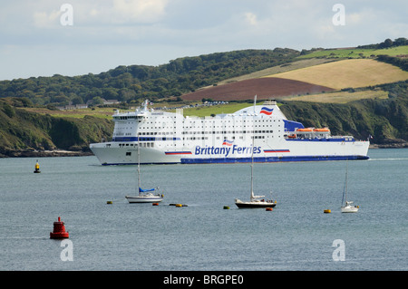 MV Armorique un roro Brittany ferry in entrata a Plymouth ferry terminal visto qui sul Plymouth Sound South Devon England Regno Unito Foto Stock