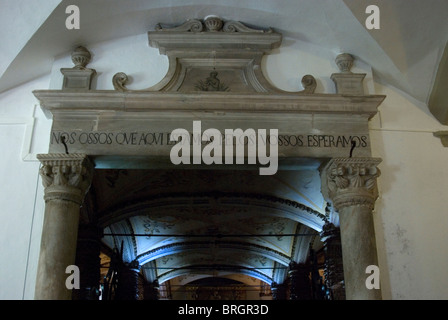 Evora, Portogallo. UNESCO - Sito Patrimonio dell'umanità. Cappella delle Ossa Foto Stock