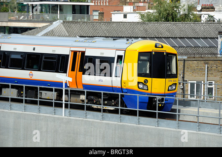 East London Line overground treno passa attraverso Shoreditch England Regno Unito Foto Stock