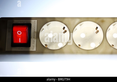 Home electrics, alimentazione, multi prese, cavi elettrici, candele. Foto Stock