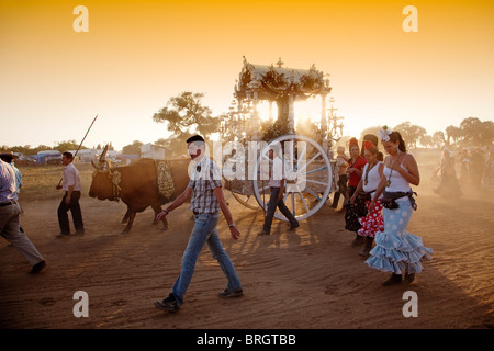 Peregrinos haciendo El Camino del El Rocio Villamanrique Sevilla Andalucía España via dei pellegrini di El Rocio Andalusia Spagna Foto Stock