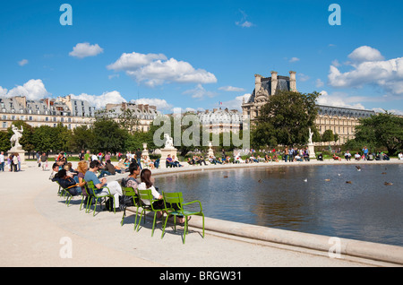 Persone relax nel Jardin des Tuileries, Parigi, Francia Foto Stock