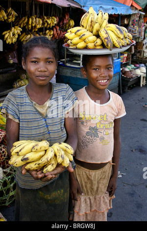 Ragazze malgascio la vendita delle banane, Antsapanana, Madagascar Foto Stock