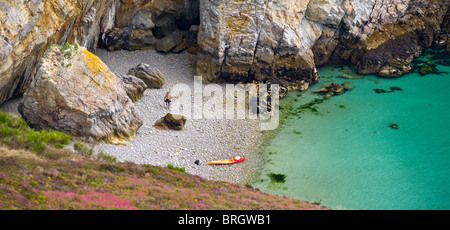 In estate, un segreto sulla spiaggia di ciottoli che incontra il mare Iroise (Bretagna - Francia). Plage de galets baignée par la mer d'Iroise. Foto Stock