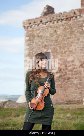 Nicola Benedetti un nativo di West Kilbride, sorge al di fuori Portencross Castello con il suo "Earl Spencer' violino Stradivari dopo l'apertura. Foto Stock