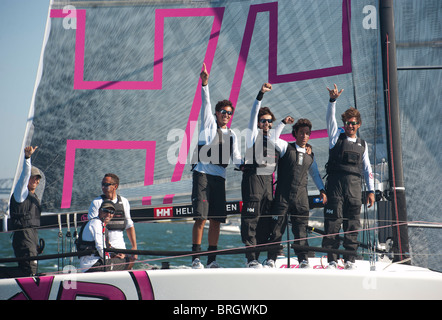 Lucca lalli (l), skipper e il suo euforico b-lin sailing team vince il campionato del mondo di celebrare con vari segnali a mano. Foto Stock