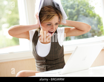 Ha sottolineato la ragazza guardando le bollette Foto Stock