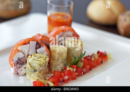 Terrina di polipo salmone spagnolo fredda zuppa di aragosta Gaspachio frittata Foto Stock