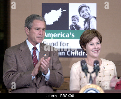 Il Presidente Bush parla nel corso di una conferenza stampa a una croce rossa di magazzino dove di forniture di soccorso per l Afganistan i bambini. Foto Stock