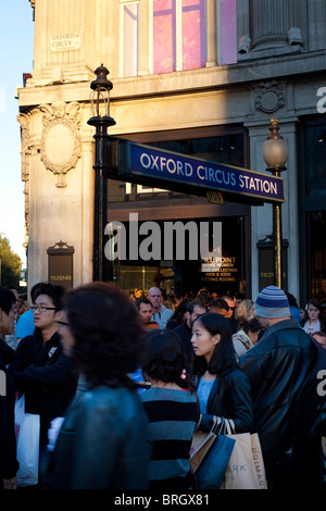 Affollata entrata alla stazione di Oxford Circus, London, England, Regno Unito Foto Stock