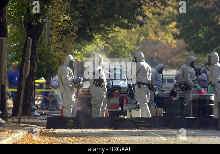 Materiali pericolosi lavoratore è spruzzato verso il basso sulla Capitol Hill come edifici sono ancora controllati per la contaminazione di antrace. Foto Stock