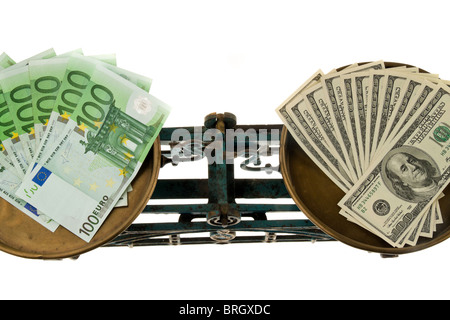 Dollari ed Euro su scala. Differenze nelle valute Foto Stock