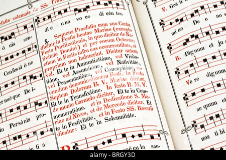 Messale e libro dei Canti del sacerdote in latino. Foto Stock