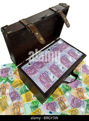Un ampio torace con banconote in euro. Crisi finanziaria Crisi, debito. Foto Stock