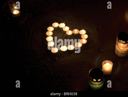 Candele a forma di cuore sulla strada dopo la morte di Papa Giovanni Paolo II Foto Stock