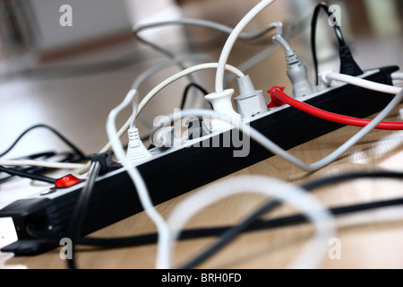 Home electrics, presa multipla, linee elettriche plug board, spine e prese di corrente. Connessione di linee di potenza. Foto Stock