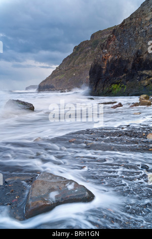 La scogliera sottostante Ravenscar, North Yorkshire a marea alta. Foto Stock