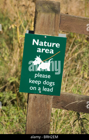 Segno che designa una natura zona entro la quale i cani devono essere tenuti al guinzaglio. Parco Whitlingham, Norwich, Norfolk, Regno Unito Foto Stock