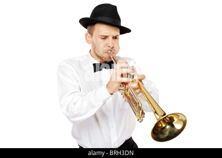 Un giovane uomo di suonare la tromba Foto Stock