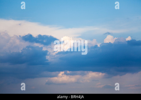 Blu cielo con soffici nuvole bianche in una giornata di sole Foto Stock