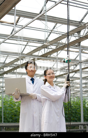 Gli scienziati stanno svolgendo attività di ricerca in una moderna azienda agricola Foto Stock