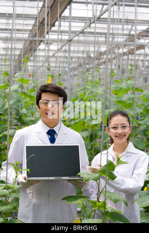 Gli scienziati stanno svolgendo attività di ricerca in una moderna azienda agricola Foto Stock