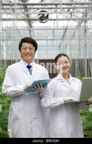 Gli scienziati stanno svolgendo attività di ricerca in una moderna azienda agricola Foto Stock