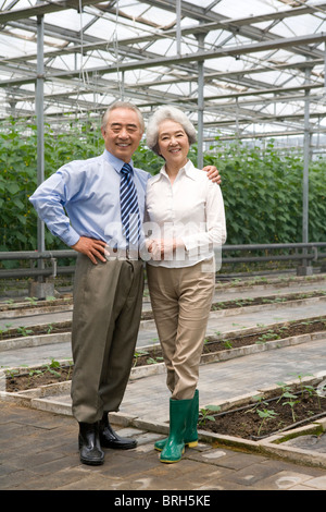 Coppia senior in una moderna azienda agricola Foto Stock