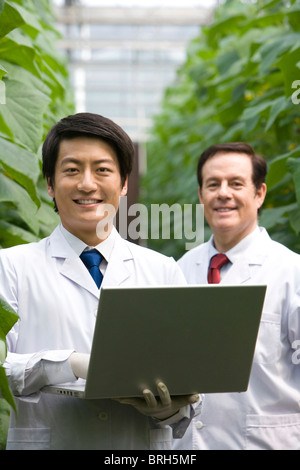 Gli scienziati stanno svolgendo attività di ricerca in una moderna azienda agricola Foto Stock