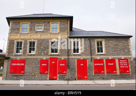 La Ryder Cup 2010 cartelloni che copre antiestetici intavolato windows di vecchi Rising Sun pub essere rinnovato in Newport South Wales UK Foto Stock