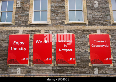 La Ryder Cup 2010 cartelloni che copre antiestetici intavolato windows di vecchi Rising Sun pub essere rinnovato in Newport South Wales UK Foto Stock