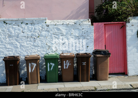 Linea di Plymouth City del Consiglio scomparti wheelie fuori i residenti di un cancello posteriore Foto Stock