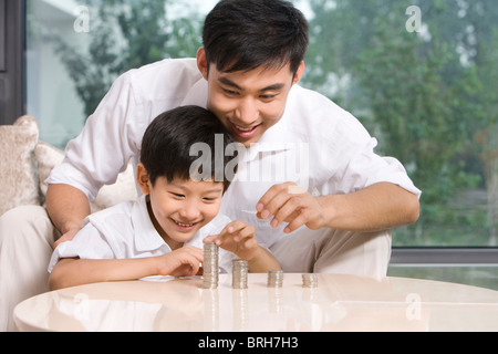 Padre e figlio il calcolo delle monete in euro Foto Stock