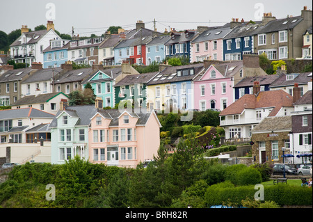 Case sulla collina che domina il Welsh seaside resort per vacanze di nuova banchina Ceredigion West Wales UK Foto Stock