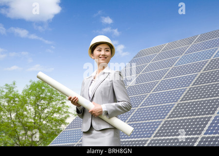 Ritratto di un ingegnere di fronte a pannelli solari Foto Stock