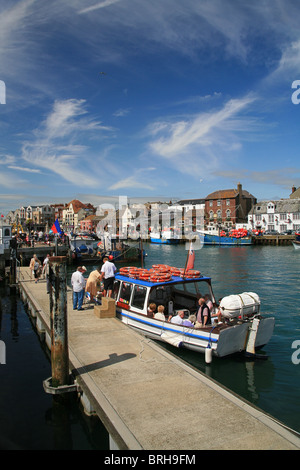 Una barca di piacere l'imbarco nel porto di Weymouth, Weymouth Dorset, England, Regno Unito Foto Stock