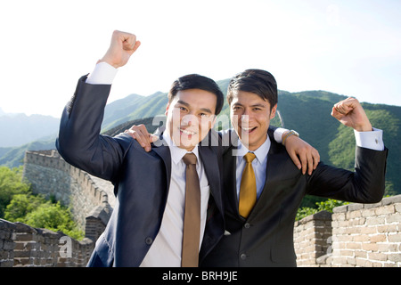 Felice imprenditori sul Grande Muro Foto Stock