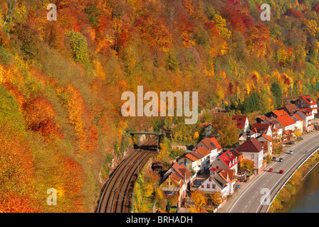 Germania: Vista village Zwingenberg al fiume Neckar in autunno Foto Stock