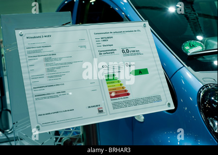 Parigi, Francia, Salone dell'automobile di Parigi, auto elettriche, Mitsubishi Miev, dettaglio etichetta consumo energetico, etichette impronta di carbonio, auto elettriche in vendita Foto Stock