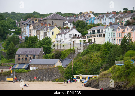 Case sulla collina che domina il Welsh seaside resort per vacanze di nuova banchina Ceredigion West Wales UK Foto Stock